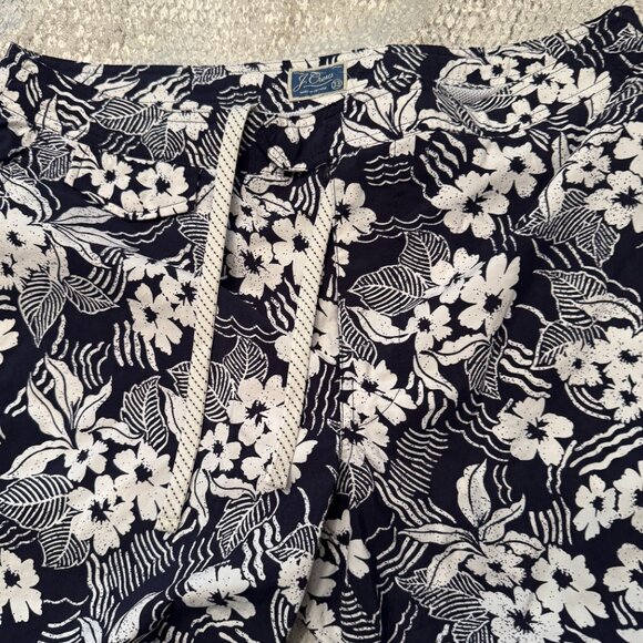 J.Crew 6.5" Tab Swim Short. Never Been Worn Size 33" Black/ White Floral Pattern - Picture 3 of 7